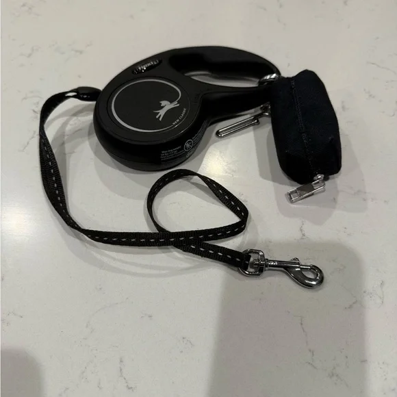 Flexi Black Retractable Leash - Picture 1 of 3